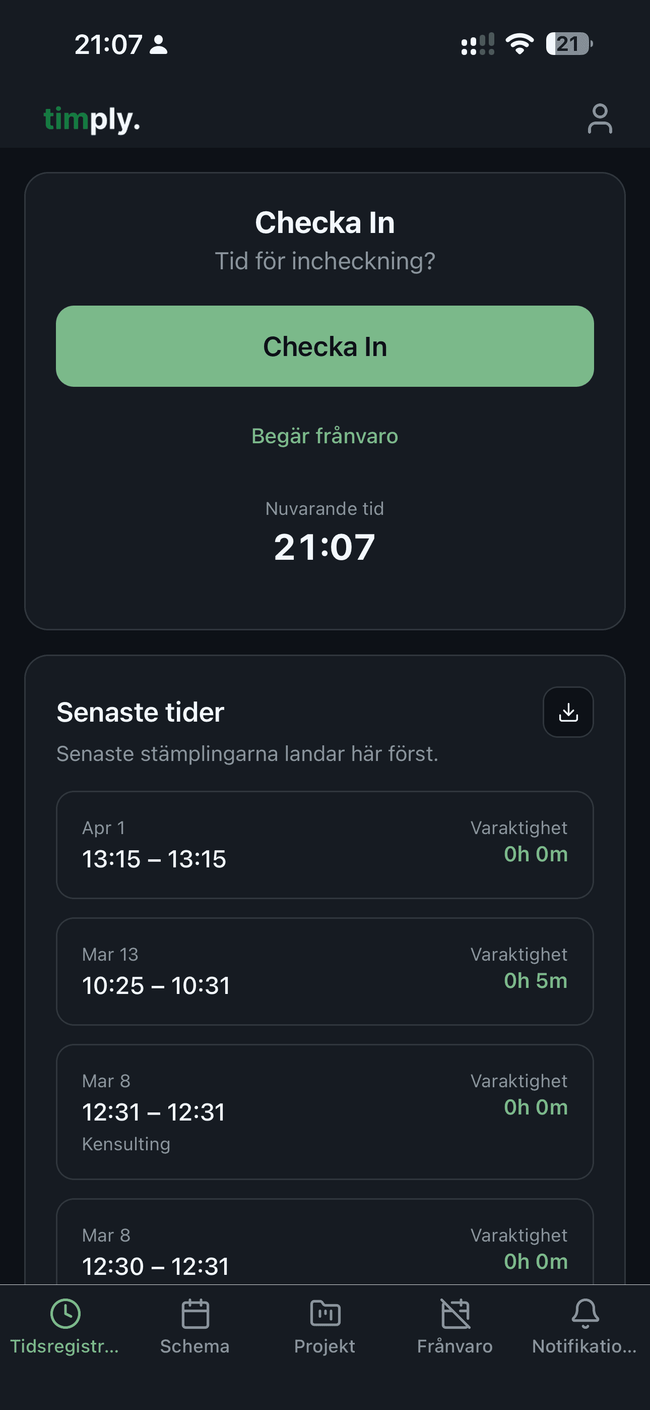 Stämpelklockan i Timplys mobilapp med knapp för att checka in, aktuell tid och en lista över de senaste stämplingarna